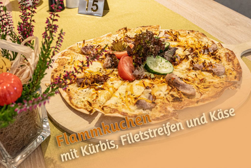 Flammluchen mit Kürbis, Filetstreifen und Käse